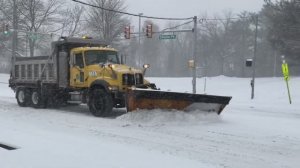 Работает снегоуборочная техника. После снежного шторма.