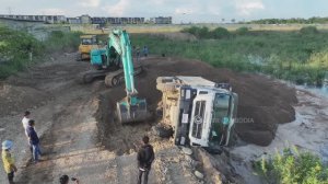 Самосвалы сваливаются и переворачиваются, мы их поднимаем