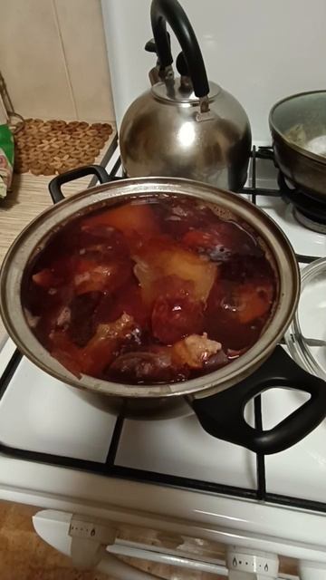 Рынок, сало с чесноком.