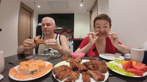 Мукбанг Вован показал ХАРАКТЕР! ОБЖОР на ночь глядя! Рёбра, роллы, САШИМИ на семейный ужин в Паттайе