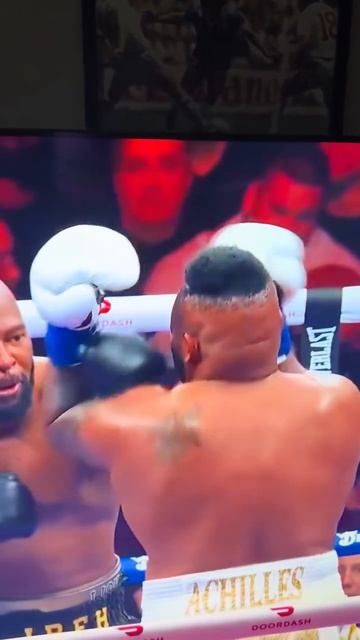 В США во время боксёрского поединка один из спортсменов нокаутировал...волосы оппонента смотреть онлайн