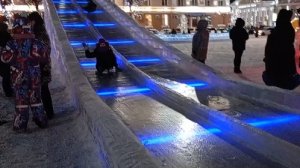 Зимние развлечения/горка/ватрушка/катаемся/дети