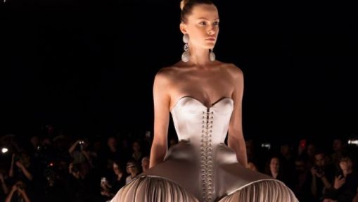 SCHIAPARELLI SHOW l StreetStyle at Paris Fashion Week Winter 24-25 l Haute Couture смотреть онлайн