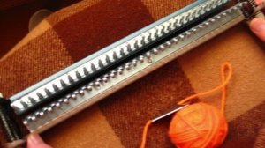 2. Вязание на ручной вязальной машинке "Ивушка". Установка крючков напротив друг друга