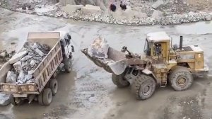 Гусеница загружает камни