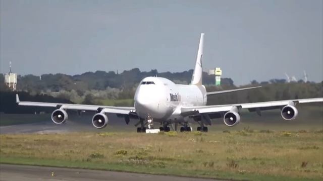 Крутой взлёт самолёта боинг 747