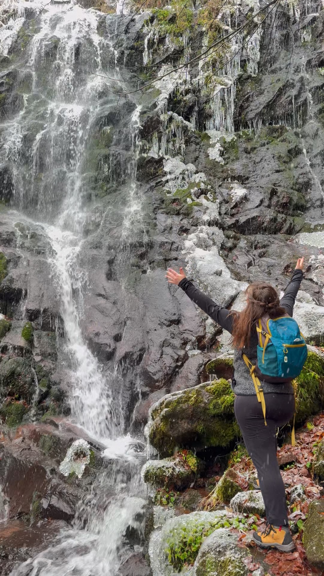 Магия зимнего водопада в горах