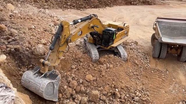 Совершенно новый экскаватор Cat 395 Загружает самосвалы Cat 777 | Масштабные земляные работы в форма смотреть онлайн