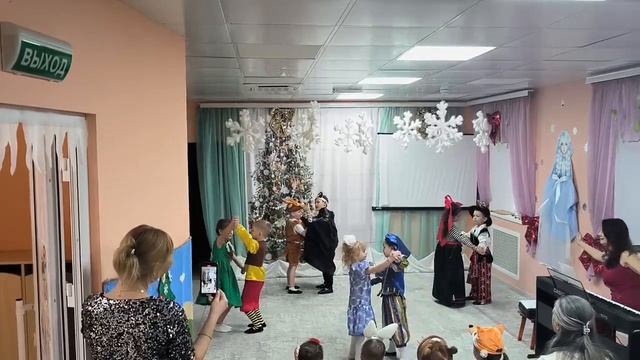 Новогодний танец для детей дошкольного возраста.mp4 смотреть онлайн