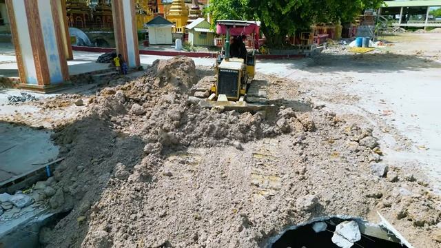 Start Opening New Project!!Bulldozer KOMAT_SU D20P pushing Soil into flooded & Trucks 5Ton. смотреть онлайн