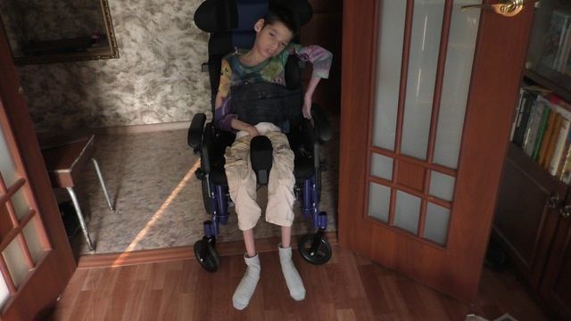 Тёма на кресле болтает ногами, а я болтаю чушь.