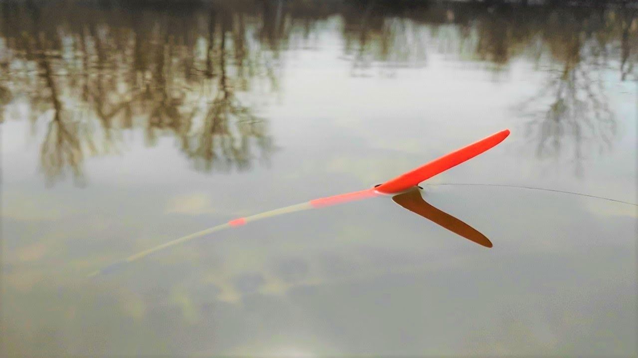 Крупный КАРАСЬ на удочку!! Рыбалка на поплавок весной в половодье смотреть онлайн