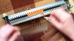 8. Вязание на ручной вязальной машинке "Ивушка". Вязание резинки. Кромочные петли