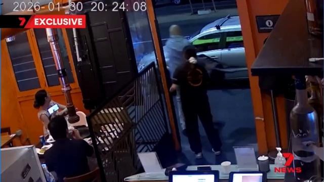 Двух пьяных дебоширов выгнали из стрипухи в Австралии, и один из них решил отомстить охраннику смотреть онлайн