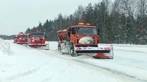 Мощные метели парализовали движение на дорогах сразу в нескольких регионах России.