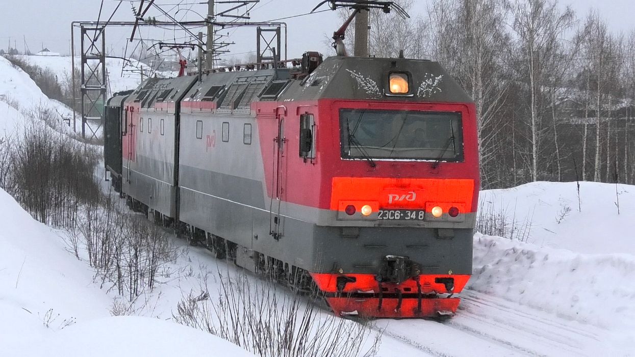 "После часовой стоянки на перегоне". 2ЭС6-348 "Синара" с грузовым поездом и приветливой бригадой смотреть онлайн