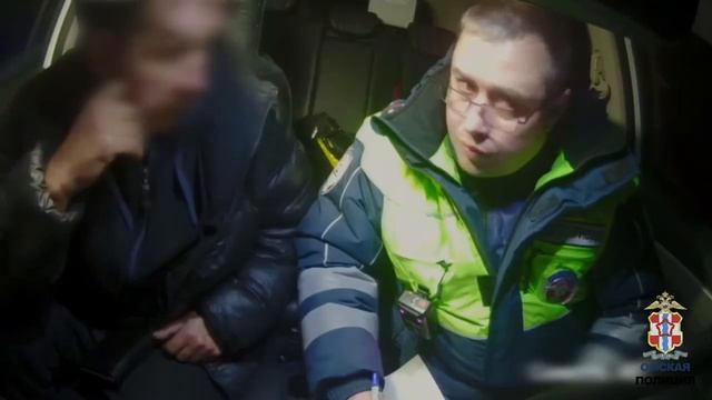 Омские полицейские обеспечили безопасность на трассе, где водитель из-за поломки фуры развёл костёр