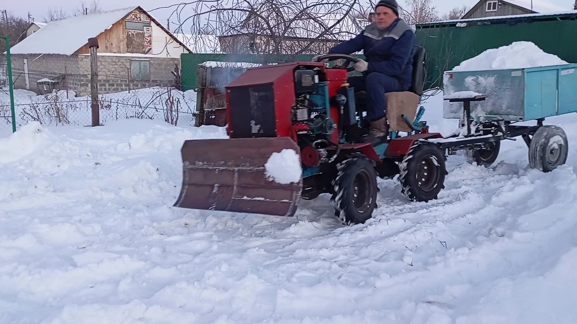 Убираю снег миниТ-150к после снегопада в морозы. смотреть онлайн