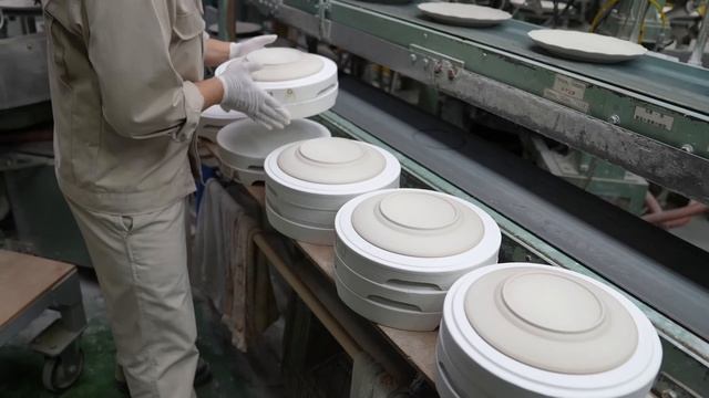 Процесс изготовления высококачественных чайных чашек, тарелок и чайников. Производитель керамики. смотреть онлайн