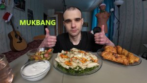 МУКБАНГ ВАРЕНИКИ С КАРТОШКОЙ / СМЕТАНА / САЛАТ ОВОЩНОЙ С СУХАРИКАМИ / ВЫПЕЧКА / ЕДА / АСМР