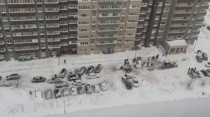 Чистка двора от снега в Казани. Казань накрыла зимняя стихия. Руслан Михайлов