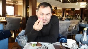 СПУСТИЛСЯ С ГОР В СТРАННЫЙ РЕСТОРАН...