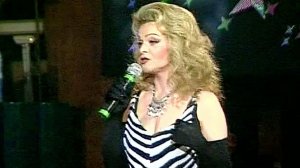 "Лариса, песню "Льдинка" так пели только вы, а "В ресторане" может кто угодно, зачем вам это?"