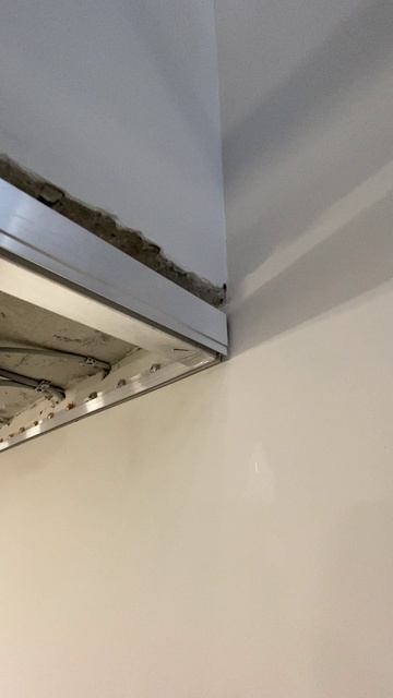 натяжные потолки обход лестницы