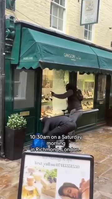 Ограбление ювелирного магазина среди бела дня в одном из самых богатых районов Лондона.mp4 смотреть онлайн