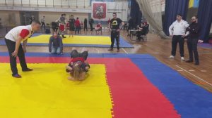 Девочка победила парня в борьбе.