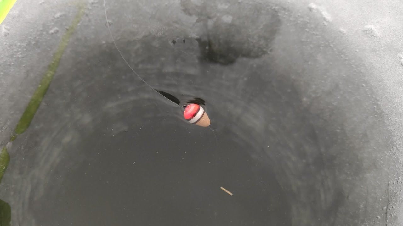 Зимняя рыбалка - карась, густера на поплавок... Стоит шубой под ногами смотреть онлайн