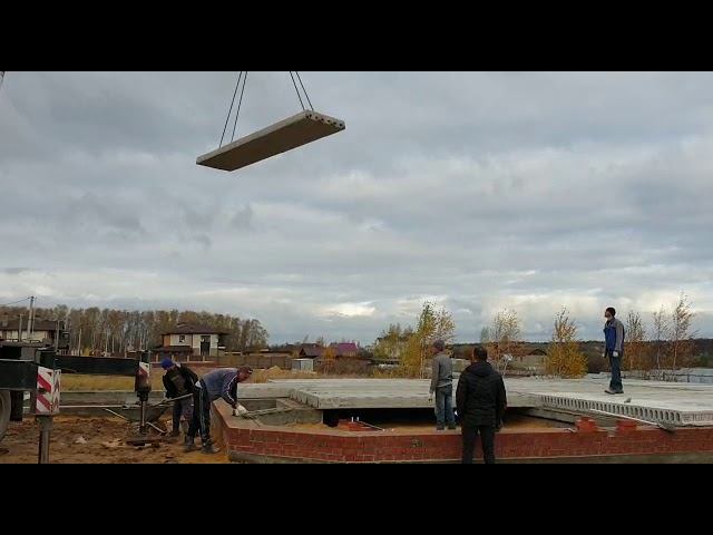 Видео разгрузки плит перекрытия после доставки от Русс Кирпич
