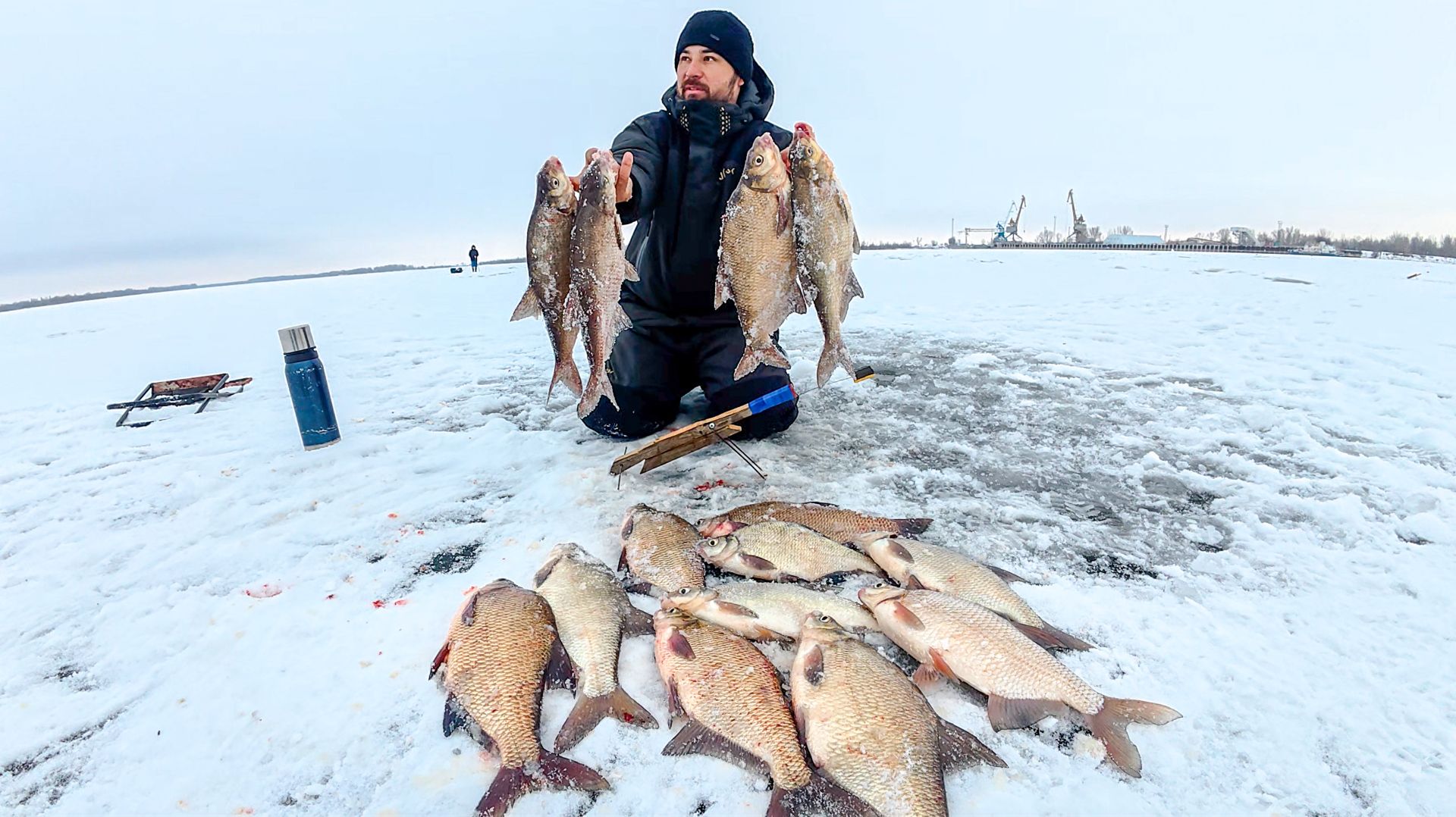 ВОТ ЭТО ПОПЁРЛО! СТОЛЬКО ЛЕЩА Я ЕЩЕ НЕ ЛОВИЛ. ПРОСТЫЕ ДЕДОВСКИЕ СНАСТИ КОСЯТ РЫБУ. Астрахань. смотреть онлайн