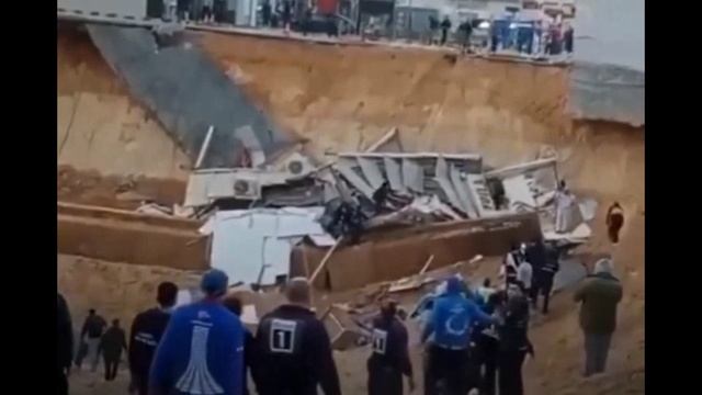 Два магазина ушли под землю из-за обвала грунта на глубину 15 метров в Египте смотреть онлайн