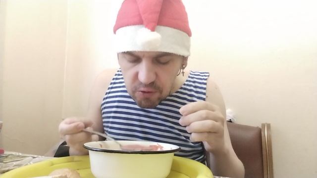 Обжор мукбанг настоящий Русский борщ из квашеной капусты с куриными бедрами