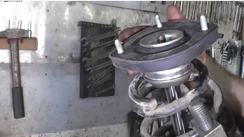 Замена задней стойки Hyundai Tucson