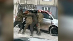 В Винницкой области на Украине сейчас ищут мужчину, который открыл огонь по военкомам.