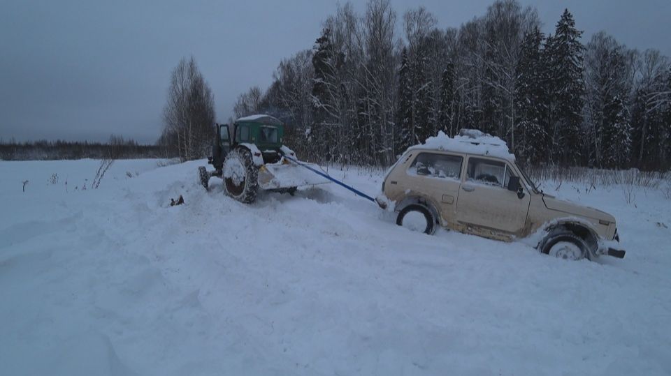 Дурная голова,никому покоя не дает. Ломаем технику в сугробах смотреть онлайн