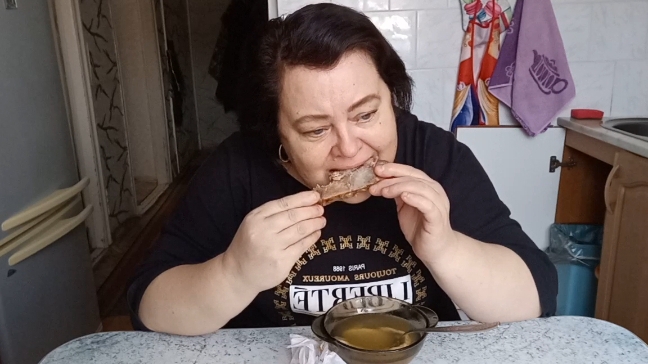 Сам на лопате 🪣 а полы помыть не может 🤔 смотреть онлайн