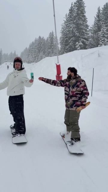 Арман Царукян чуть не сломал себе шею, пытаясь поесть во время катания на сноуборде 😭 смотреть онлайн