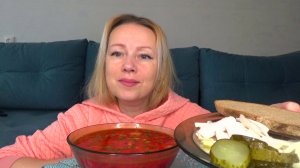 Мукбанг вкусный борщ с салом и чесноком.  еда вкуснота.