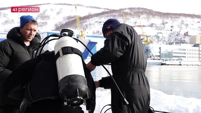 РЕГУЛЯРНАЯ ТРЕНИРОВКА ВОДОЛАЗОВ-СПАСАТЕЛЕЙ МЧС ПРОШЛА НА КАМЧАТКЕ • НОВОСТИ КАМЧАТКИ смотреть онлайн