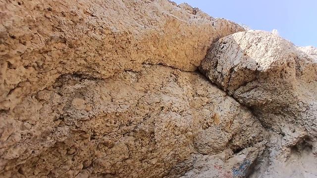 Несложно забраться в грот Эолова АРФА в Крыму на Чёрном море, незабываемое место пещера смотреть онлайн