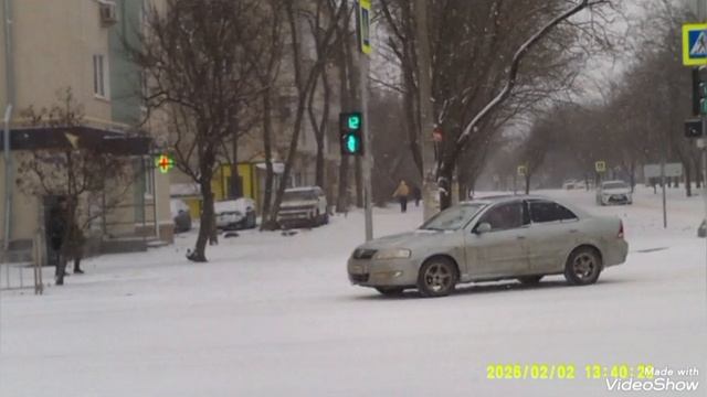 Мариуполь 🏙️ сегодня . Молодец водитель спецтехники, отлично очищает тротуары от снега, спасибо ❤ смотреть онлайн