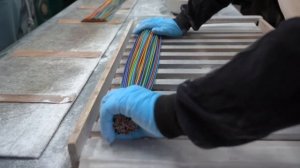 Процесс массового производства грифелей для карандашей.