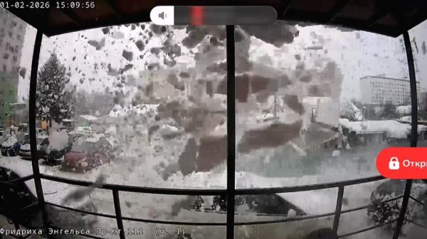 В Энгельсе упавшая с крыши снежная масса повредила авто