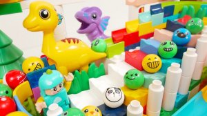 СТРОИМ ГОРКУ ДЛЯ ЦВЕТНЫХ ШАРИКОВ С ДИНОЗАВРАМИ  ВИДЕО ДЛЯ ДЕТЕЙ ДЕТСКИЙ КАНАЛ ИГРАЛКИ-ЗАЛИПАЛКИ