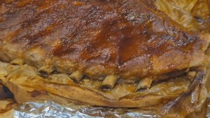 Просто заворачиваю свиные ребра в фольгу и запекаю в духовке! Друзья, кто видел, делают так же