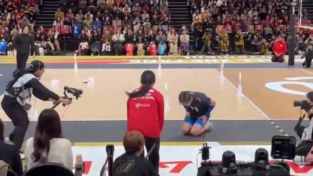 Японский волейболист Юдзи Нисида случайно попал мячом в девушку смотреть онлайн