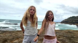 Две девушки на пляже 18+